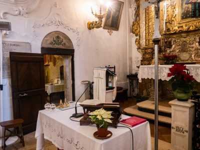 Pare infatti che gli antichi cavalieri abbiano frequentato questo luogo, situato nei pressi della via Appia Traiana, strada percorsa dai crociati diretti in Terra Santa. Prove ne sono alcuni segni che troviamo in una stanza posta alla sinistra dell�altare, oggi utilizzata come sacrestia